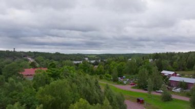 Havadan bakıldığında Finlandiya 'daki Aland adaları görülebilir. Kamera canlı yeşil ormanlar ve fiyort üzerinde süzülüyor, uzak evleri ve dolambaçlı bir yolu gösteriyor..