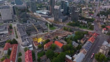 Vilnius, Litvanya 'nın havadan görünüşü modern şehir manzarasını ve devam eden yapısını gözler önüne seriyor. Kamera, eski ve yeni mimari arasındaki zıtlığı ortaya çıkararak pürüzsüz bir şekilde yansıtıyor..