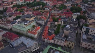Litvanya 'nın Vilnius caddelerinin havadan görünüşü. Arabalar yol boyunca gidiyor ve insanlar kaldırımlarda yürüyor..