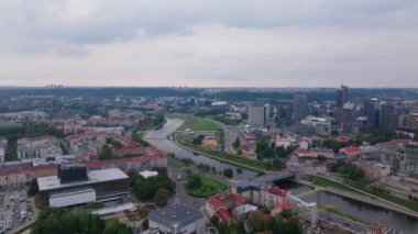 Vilnius şehir merkezinin havadan görüntüsü ve Neris Nehri geçidi. Konut, ticari ve endüstriyel binalar mevcut.