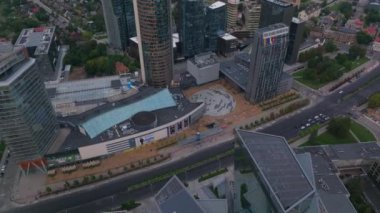 Litvanya 'nın Vilnius kentinin modern iş merkezinin havadan görünüşü. Kamera yavaş yavaş gökdelenlerin ve ofis binalarının çatılarını tarıyor..