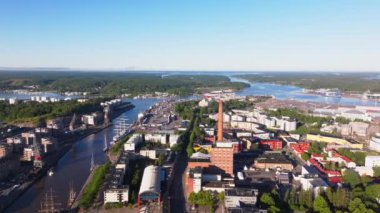 Turku, Finlandiya 'nın havadan görünüşü. Şehir merkezinde kameralar Aura Nehri 'ni, gemileri, binaları ve büyük bir bacayı gösteriyor..