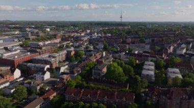 Kiel, Almanya 'nın havadan görünüşü. Şehrin her yerinde kameralar var. Binaları ve Fernsehturm telekomünikasyon kulesini gösteriyor..
