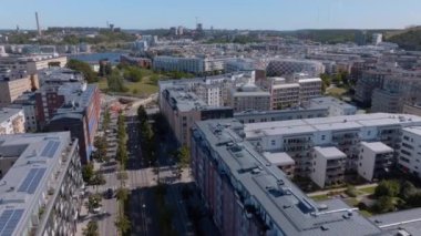 Hava manzarası Stockholm, İsveç 'i vurguluyor. Parlak, güneşli bir yaz gökyüzü altında canlı yerleşim binaları ve kentsel manzaralar sergileniyor..