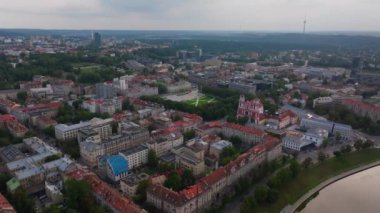 Vilnius şehir merkezinin panoramik manzarası mimarisini ve kentsel manzarasını gözler önüne seriyor. Yeşil alanlar ve Neris Nehri görünür..