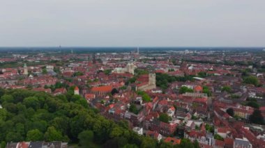 Munster, Almanya 'nın gökyüzü perspektifi, kırmızı çatılar ve ikonik St. Lamberts Kilisesi ile süslenmiş resim gibi gökyüzünü vurguluyor..