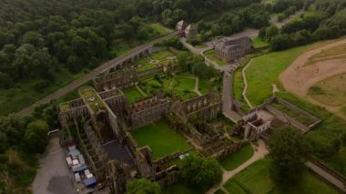 Villers Abbey harabeleri, ağaçlar ve çimenlerin arasına yerleşmiş, Belçika 'nın bu tarihi mekanının güzelliğini takdir eden turist ve personeli cezbediyor..