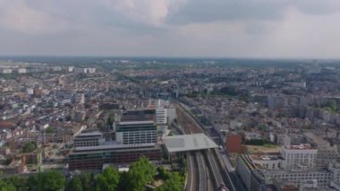 Antwerp, Belçika 'nın hava perspektifi, kentin canlı kentsel manzarası boyunca demiryolu raylarıyla şehrin ufuk çizgisini vurguluyor..