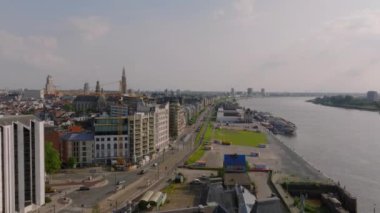 Kamera, Scheldt Nehri 'ni ve Boerentoren ve Leydimizin Katedrali de dahil olmak üzere binaları gösteriyor..