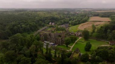 Villers Abbey harabeleri havadan görülebiliyor. Manastır üzerindeki kameralar harabelerin ve etrafındaki ormanın planlarını gösteriyor..