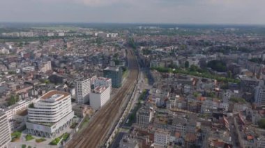 Antwerp, Belçika 'nın hava perspektifi, konut ve ticaret alanlarını kesen tren raylarıyla modern bir şehir manzarası sergiliyor..