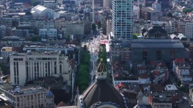 Antwerp, Belçika 'daki hava görüntüleri, güneşli bir günün tadını çıkaran insanlarla dolu Meir Caddesi' ni çekiyor. Sahne modern ve tarihi mimariyi harmanlıyor, canlı bir şehir havası yaratıyor..