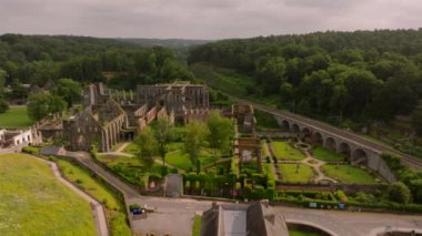 Villers Abbey harabeleri yemyeşil ortamda duruyor. Kameralar, kalıntıların huzur veren güzelliğini yakalar..
