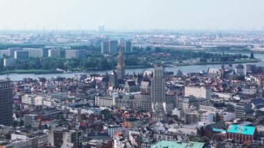 Antwerp şehri, Scheldt nehrinin soldan sağa doğru yavaşça aktığını gösteriyor. Onze canlı Vrouwekathedraal Katedral Kulesi şehir siluetinde göze çarpar..