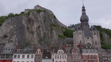 Dinant, Belçika 'nın büyüleyici manzaraları, Leydimizin çarpıcı kolej kilisesini ve sarp bir uçurumun tepesinde yükselen tarihi Hisar' ı gözler önüne seriyor..