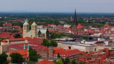 Kameralar Almanya 'nın Munster şehrinde St. Lamberti Kilisesi ve Katedrali' nin ikonik mimarisini gösteriyor..
