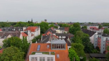 Güzel Munster Almanya 'sı bu görüntülerde gözler önüne seriliyor. Yeşiller yemyeşil ağaçlar ve geleneksel Alman mimarisi tipik çatılarda görülebilir..