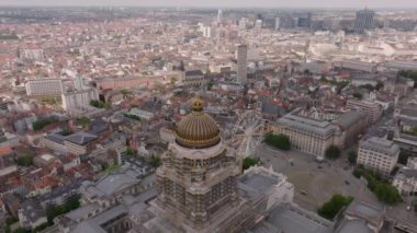 Brüksel, Belçika 'da Adalet Sarayı' nı çevreleyen hava manzarası. Arabalar yolda ilerliyor ve dönme dolap hareketsiz duruyor..