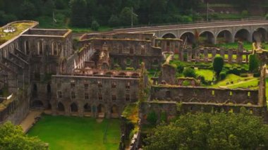 Villers Abbey tarihi cazibesiyle Belçika 'daki harabelerinin yıpranmış zarafetini sergiliyor..