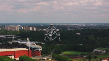 Panoramik görüntüler Brüksel 'deki Atom ve Heysel stadyumunu yakalıyor ve açık bir yaz gökyüzü altında şehrin eşsiz mimarisini ve canlı kentsel manzarasını vurguluyor..