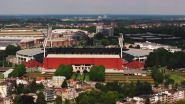 Heysel ilçesindeki King Baudouin Stadyumu, Brüksel kenti tarafından çevrelenmiş geniş bir çekimde yer almaktadır. Stadyumdan dışarıya doğru uzanan yerleşim ve ticaret alanları.