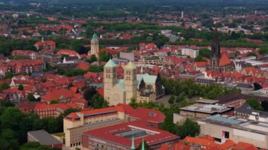 Munster, Almanya, St. Paulus Dom ve geleneksel evler de dahil olmak üzere tarihi kiliselerin büyüleyici bir karışımına sahip. Kültür mirası ve önemi zengin büyüleyici bir şehir manzarası yaratıyorlar..