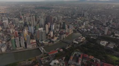 Nehrin önünde gökdelenler olan Manilas şehrinin havadan görünüşü, güneydoğu Asya 'da kentsel gelişim ve modern mimari sergileniyor..