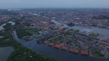 Kopenhag 'da Hıristiyanhavn mahallesinde modern mimari ve resim gibi kanallar sergileniyor. Havadan bakıldığında, eşsiz tasarımlarla dolu canlı bir şehir manzarası görünüyor..