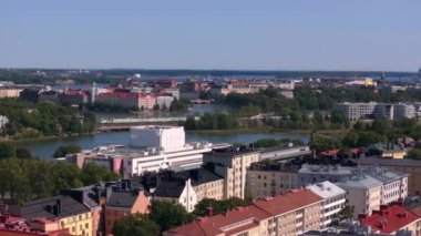 Helsinki, Finlandiya 'da Toolo Körfezi yukarıdan görülebilir. Ön planda apartman binaları ve diğer yapılar öne çıkıyor..