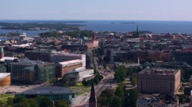Helsinki, Finlandiya havadan bakıldığında görülür. Bir inşaat vinci yukarı doğru hareket ediyor, şehrin ufuk çizgisi ve Baltık Denizi 'nin daha fazlasını gösteriyor..