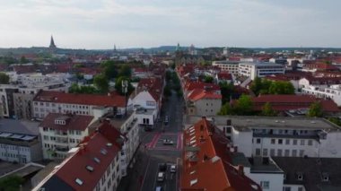 Osnabruck, Almanya 'nın hava manzarası. Kamera şehir manzarasını tarıyor, kilise kulesinin egemen olduğu bir ufuk çizgisi ortaya çıkarıyor..