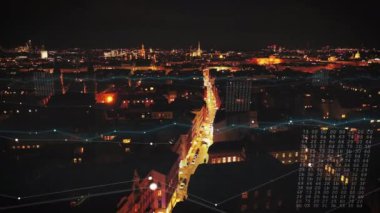 İleriye doğru, caddenin üzerinde geceye doğru parıldayarak uçar. Metropolis 'te bir akşam yemeği. Şehirdeki yayalar ve araçlar. Viyana, Avusturya. Arttırılmış gerçeklik görsel efektleri.