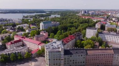 Gökyüzü manzarası Helsinki, Finlandiya, Toolo mahallesini bulutlarla dolu güneşli bir gökyüzünün altında binaların ve yemyeşil parkların karışımıyla vurguluyor..