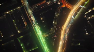 Şehir merkezindeki akşam caddelerinde ilerleyen arabaların kuşbakışı görüntüsü. Gece Metropolis 'in üzerinde uç. Viyana, Avusturya. Arttırılmış gerçeklik görsel efektleri.