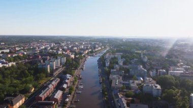 Finlandiya 'nın Turku şehrinden akan Aura Nehri' nin havadan görünüşü. Nehir ağaçlar ve binalarla doludur..