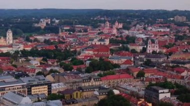 Vilnius 'un eski kasabası havadan bakıldığında göz kamaştırıcı kırmızı çatılar ve tarihi kiliseler gösteriyor. Kamera şehrin üzerinde sorunsuzca süzülüyor, mimari zarafetini ve cazibesini sergiliyor..