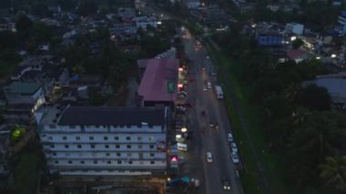 Kandy 'de akşam trafiği canlı, Sri Lanka yukarıdan, güneş batarken şehir sokaklarını arabalarla ve manzaralarla kaplıyor..