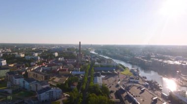 Aura Nehri 'nin Turku, Finlandiya' yı ikiye ayırdığını gösteren hava perspektifi. Güneş yavaşça yükselir, şehri sıcak, altın bir parıltıyla aydınlatır..