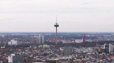 Arkasında Kolonius Turm Koeln kulesi olan bir İHA 'dan ikonik gökyüzü ve mimari görüntü..