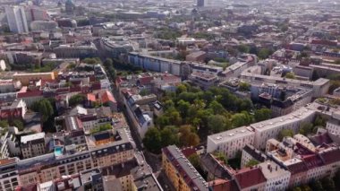 Berlin 'de yoğun konutlarla dolu uzun bir caddenin havadan görünüşü. Arabalar Alman başkentinin sokaklarında sürüyor..