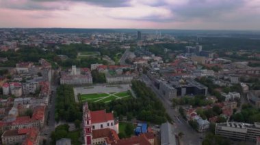 Gediminas Bulvarı ve Lukiskes Meydanı 'nın yer aldığı Vilnius şehir merkezini, St. Annes Kilisesi' nin canlı kent manzarası altında gösteren hava görüntüleri ele geçirdi..