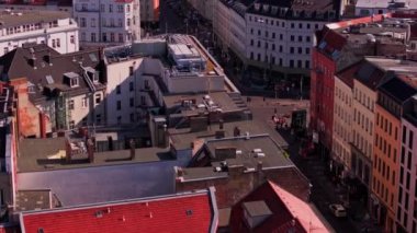 Hava manzarası, Berlins 'in şaşırtıcı mimarisini ve şehrin eski doğu yakasındaki hareketli sokaklarının hareketli etkinliğini gözler önüne seriyor..