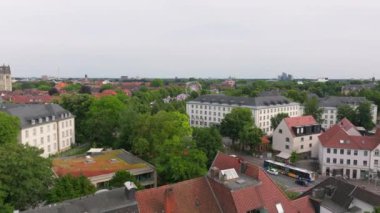 Munster, Almanya, yeşil ağaçlar, kırmızı çatılar, canlı bir dönme dolap ve çarpıcı bir katedral, şehirlerin büyüleyici şehir manzarasını gözler önüne seriyor..