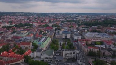 Litvanya, Vilnius 'un canlı şehir merkezini çeken hava görüntülerinde, Gediminas Bulvarı aktif binaları, araçları ve otobüsleri çarpıcı bir siluete karşı sergileniyor..