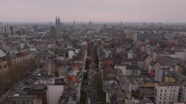 Bulutlu bir gökyüzünün altında tarihi ve modern mimari ve trafik karışımı Colognes şehir manzarasının havadan görünüşü.