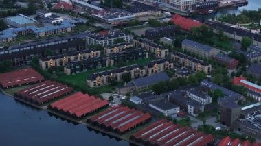 Hava görüntüleri Kopenhag 'ın ışıklarını gün batımında yavaş yavaş parlaklaştırarak şehir kanallarını ve muhteşem bir kent manzarası içinde limanı gösteriyor. Titreşimli atmosfer büyülüyor.