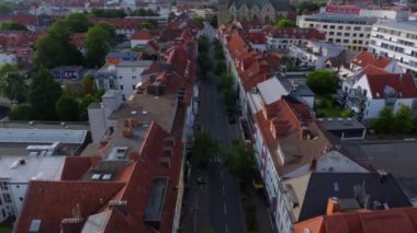 Almanya 'nın Osnabruck kentinin hava perspektifi, tarihi binaların arka planına karşı Saint Marys Kilisesi' nin yer aldığı bir cadde üzerinde yükselen bir manzarayı ortaya koyuyor..