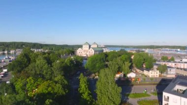Turku, Finlandiya 'da yemyeşil bir liman ve teknelerle dolu hareketli bir liman tarafından kucaklanan pitoresk liman kalesi, kentin canlı deniz tarihini yansıtıyor..
