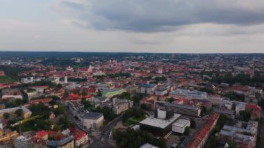 Havadan bakıldığında Vilnius 'un tarihi mimari ve büyüleyici çatılarla dolu canlı şehir manzarasının ortasındaki ikonik Gediminas Kulesi' ni vurguluyor..