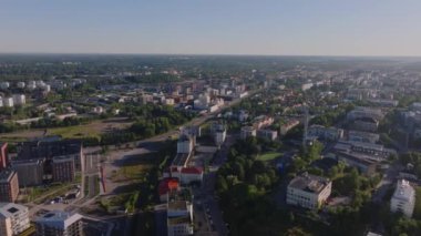 Finlandiya 'nın Turku kentsel gelişim ve yeşil alanların karışımını gösteren hava manzarası. Kamera bu tarihi şehrin özünü yakalamak için şehir boyunca sorunsuz bir şekilde hareket ediyor..